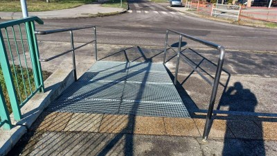 Most pre peších v Prievidzi bude mať nájazdové rampy