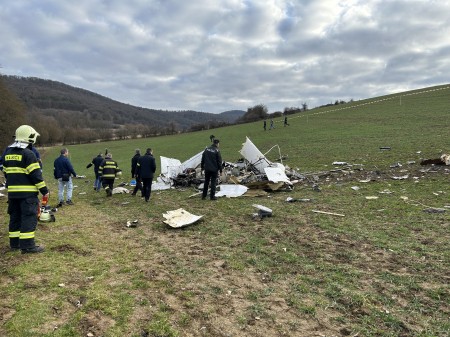 Foto a video: Pád lietadla pri Trenčianskych Stankovciach si vyžiadal štyroch mŕtvych, jeden z nich bol policajt 1
