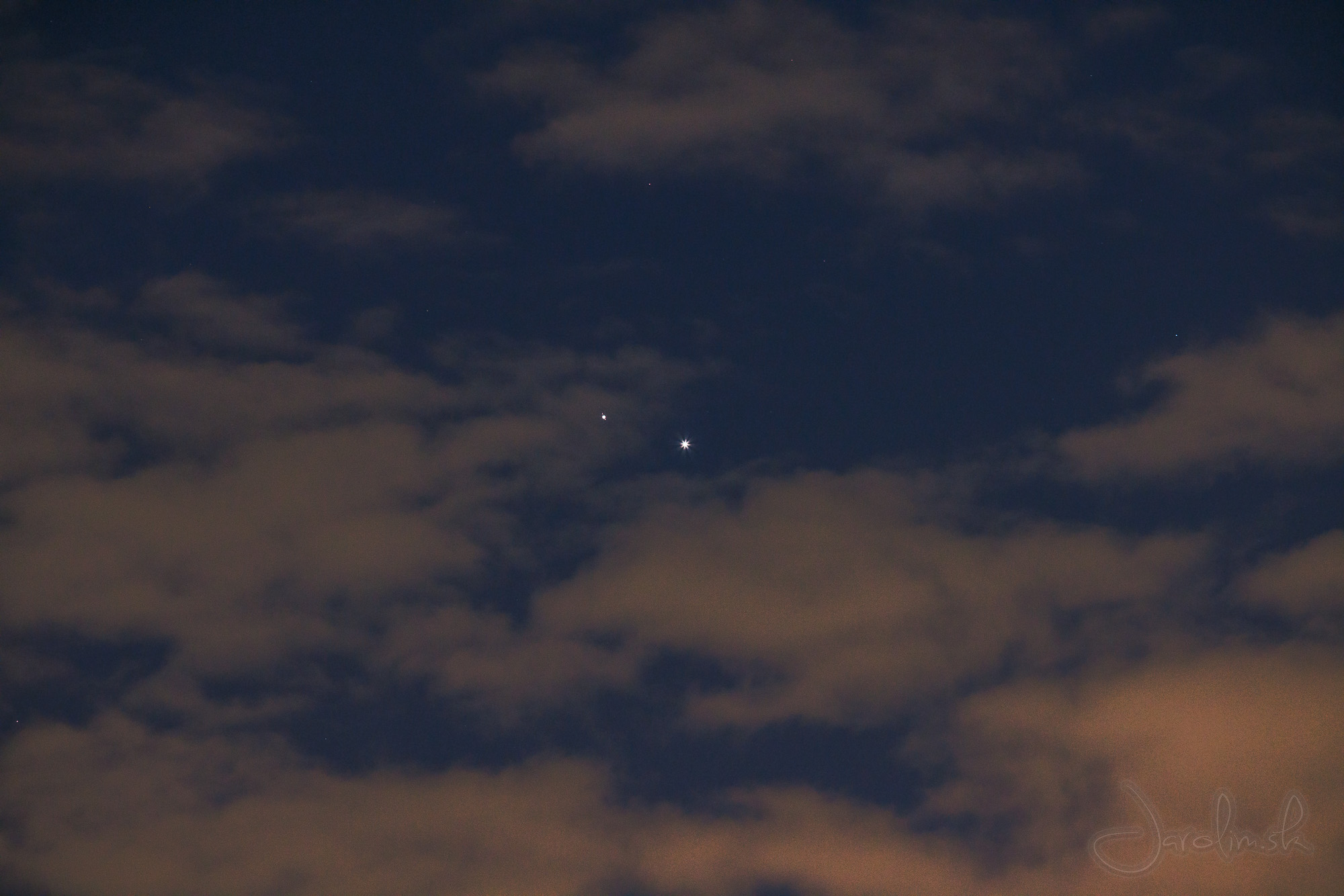 Najjasnejšie planéty Venuša a Jupiter sa v týchto dňoch skoro dotýkajú