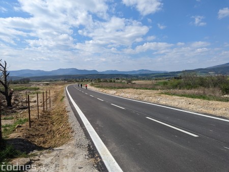 Foto: Cesta z obce Koš, ktorá vedie od Opatoviec nad Nitrou do obce Sebedražie mali dnes oficiálne otvoriť pre vodičov. Nestane sa tak 1