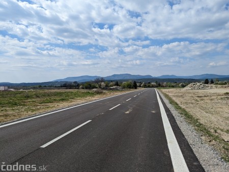 Foto: Cesta z obce Koš, ktorá vedie od Opatoviec nad Nitrou do obce Sebedražie mali dnes oficiálne otvoriť pre vodičov. Nestane sa tak 3