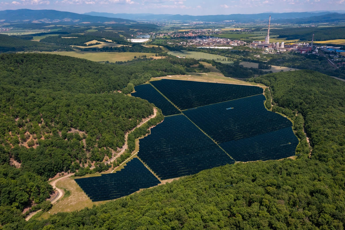 Slovenské elektrárne plánujú na odkalisku Chalmová v Bystričanoch (okres Prievidza) postaviť fotovoltickú elektráreň s výkonom 23 megawatt-peakov