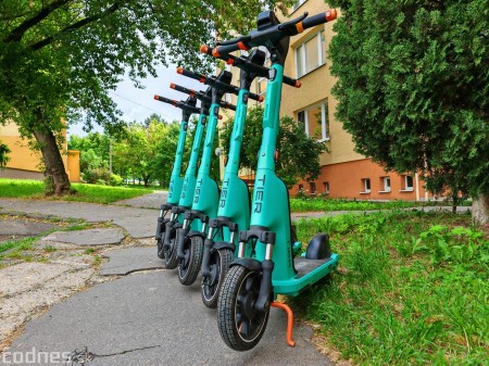 Foto a video: TIER dnes spustil v Prievidzi prevádzku s novými e-kolobežkami šiestej generácie 13