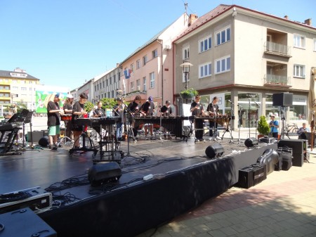 Foto: Námestie slobody v Prievidzi ožilo umením žiakov a učiteľov ZUŠ Ladislava Stančeka Prievidza 15
