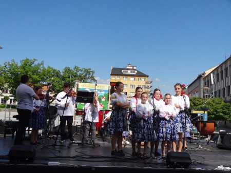 Foto: Námestie slobody v Prievidzi ožilo umením žiakov a učiteľov ZUŠ Ladislava Stančeka Prievidza 16