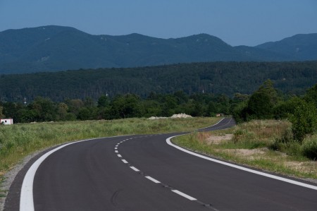 Foto: Vodiči môžu opäť využívať cestu cez obec Koš pri Prievidzi, ktorá bola uzavretá 20 rokov pre ťažbu v okolí 11