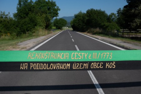 Foto: Vodiči môžu opäť využívať cestu cez obec Koš pri Prievidzi, ktorá bola uzavretá 20 rokov pre ťažbu v okolí 2