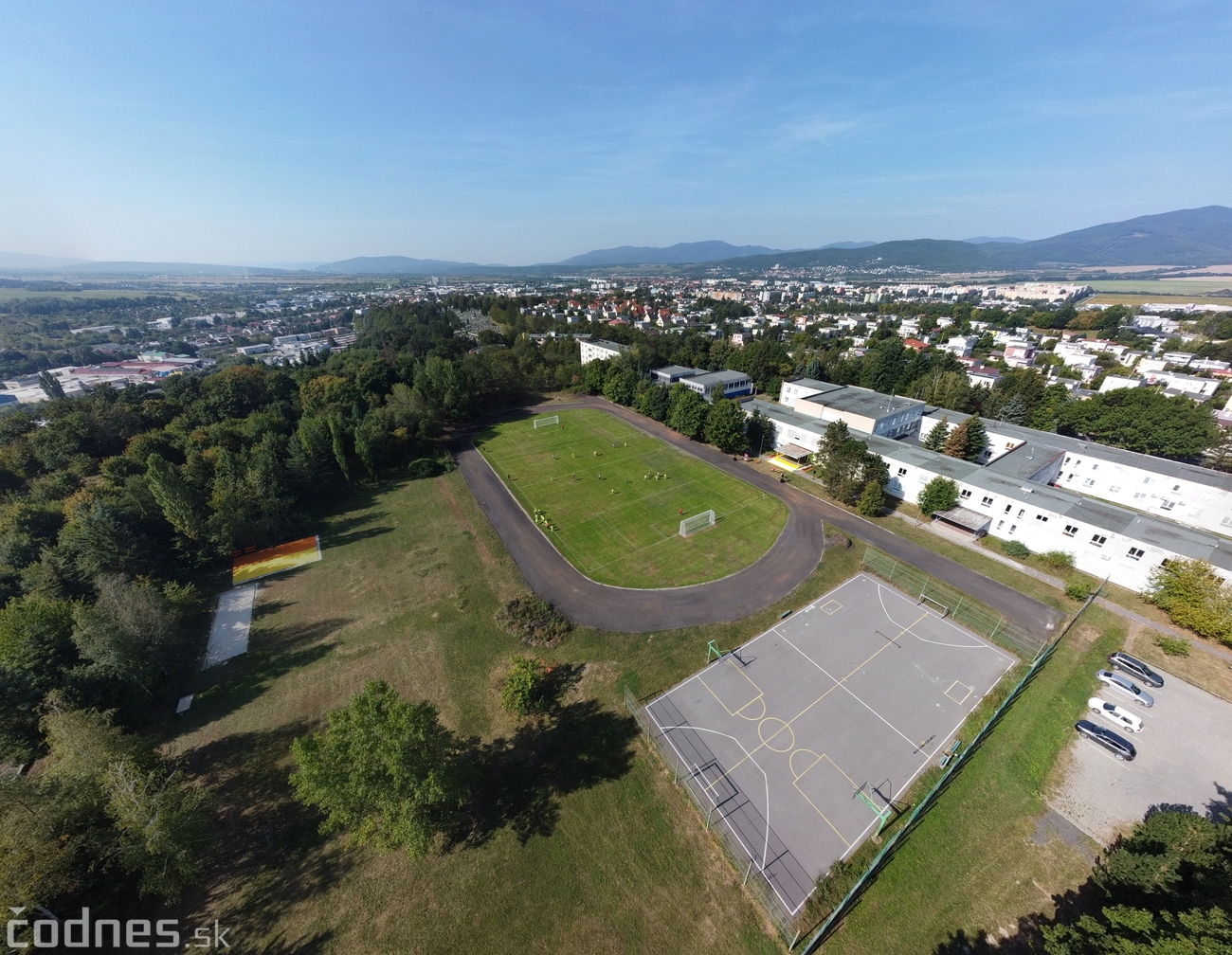 Foto: Dnes slávnostne otvorili zrevitalizovaný športový areál pri CVČ Prievidza. Prispel naň Juraj Kucka