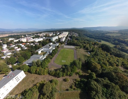 Foto: Dnes slávnostne otvorili zrevitalizovaný športový areál pri CVČ Prievidza. Prispel naň Juraj Kucka 1