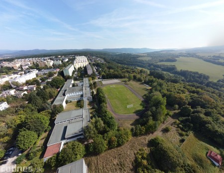 Foto: Dnes slávnostne otvorili zrevitalizovaný športový areál pri CVČ Prievidza. Prispel naň Juraj Kucka 2