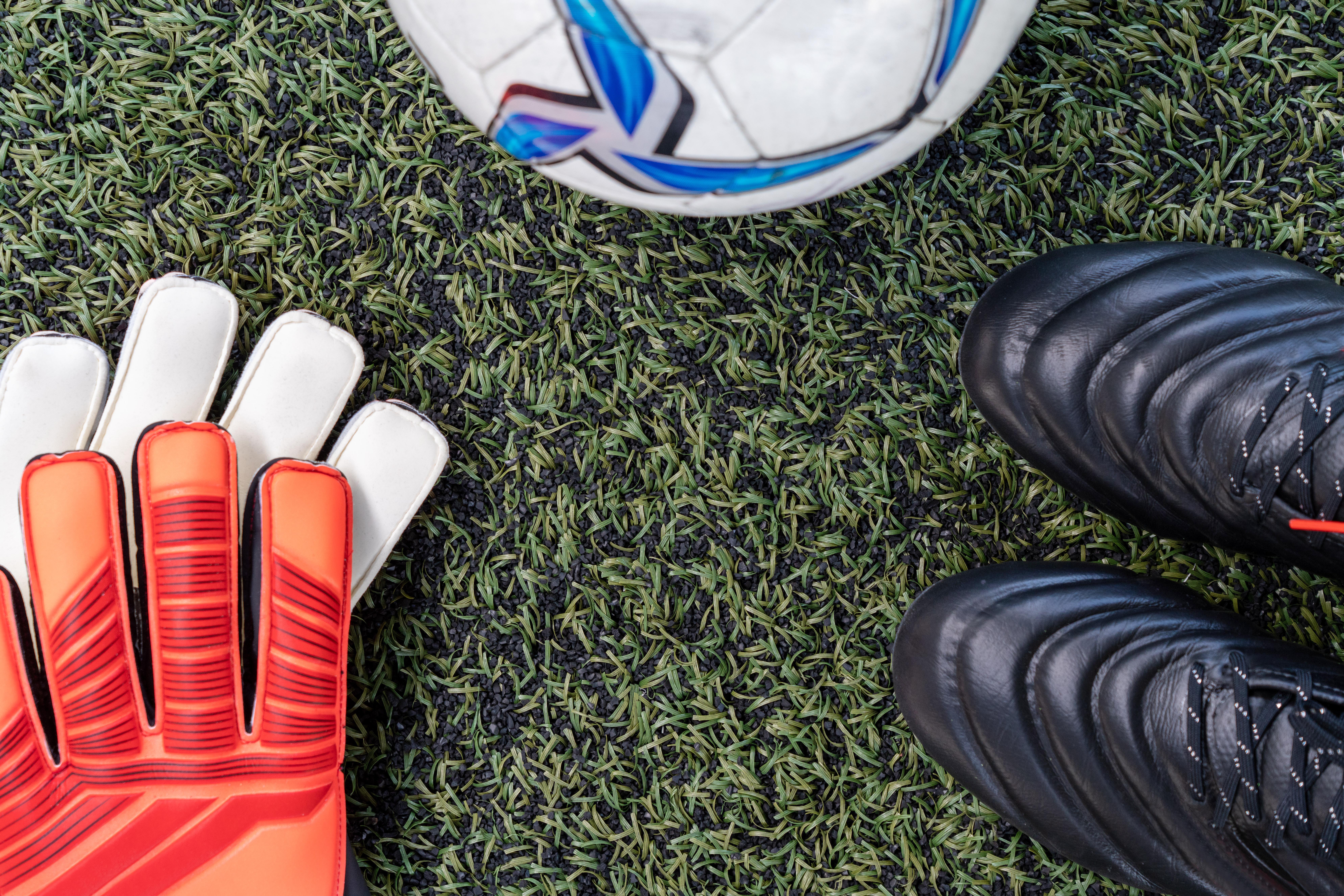 Brankárske rukavice a kopačky Nike: Kľúčová výbava pre futbalových hrdinov