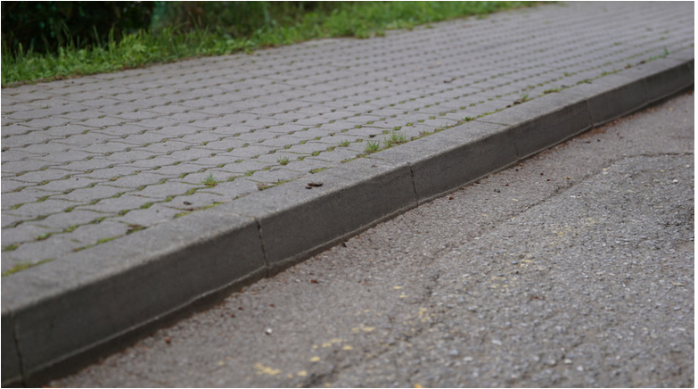 V Bojniciach budú najskôr na porušenie chodníkovej novely vodičov upozorňovať