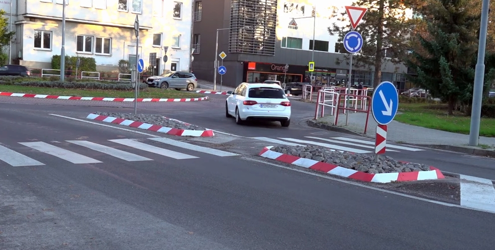 Video: Stredové ostrovčeky na miestnych komunikáciách v Prievidzi menia vzhľad