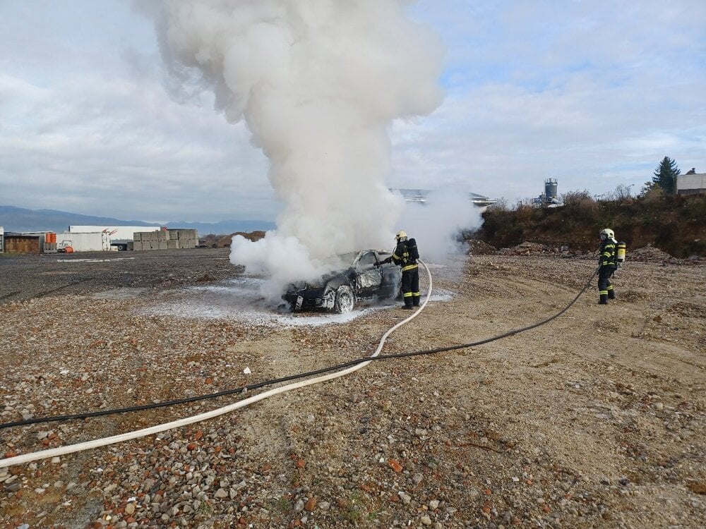 Hasiči z Prievidze a Handlovej si precvičili likvidáciu požiaru elektromobilu