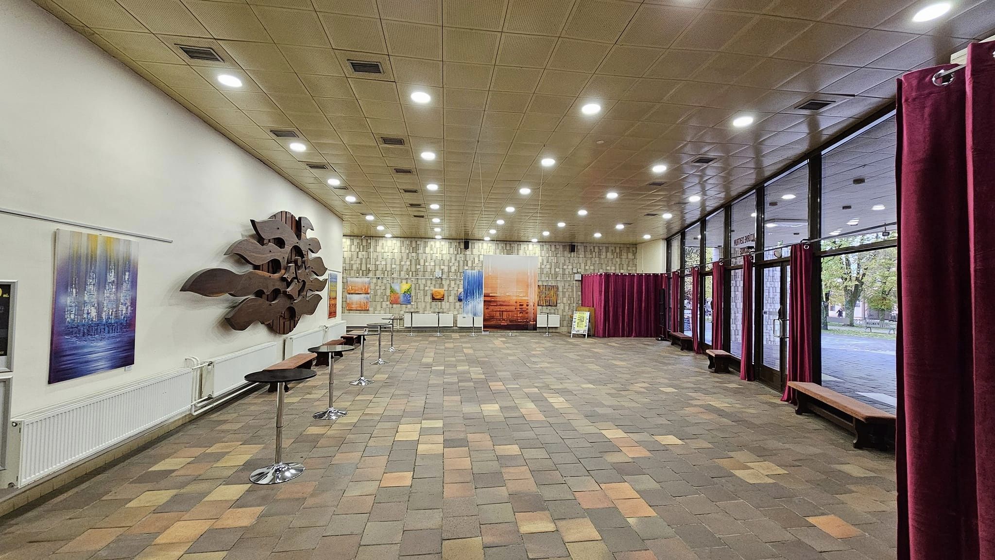 Kultúrne centrum Bojnice vymenilo osvetlenie vo foyeri a pred budovou