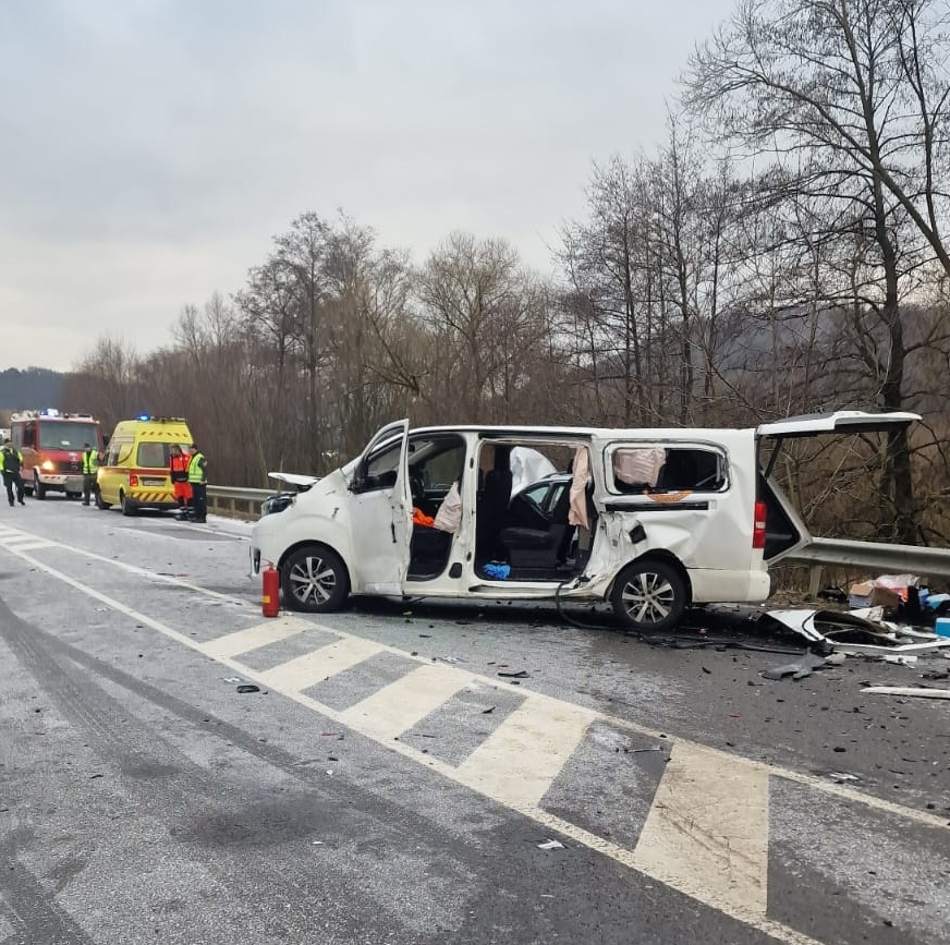 Foto a video: Tragická nehoda pri Handlovej (okres Prievidza). Zrážka troch áut si vyžiadala jednu obeť
