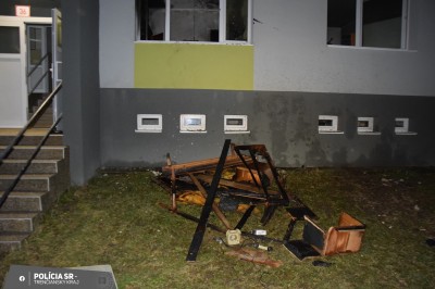 Foto: Požiar bytu v Prievidzi si vyžiadal prevoz dvoch mužov do nemocnice