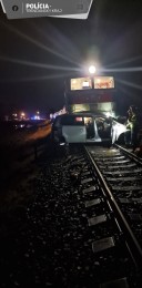 TRAGICKÁ NEHODA na železničnom priecestí v Koši (okres Prievidza): Zrážku s vlakom v Koši neprežil 40-ročný vodič 0