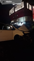 TRAGICKÁ NEHODA na železničnom priecestí v Koši (okres Prievidza): Zrážku s vlakom v Koši neprežil 40-ročný vodič 1
