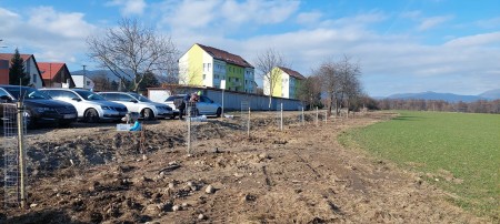 Foto: Aleja ovocných stromov pribudla v blízkosti bytových domov v Lazanoch v okrese Prievidza 2
