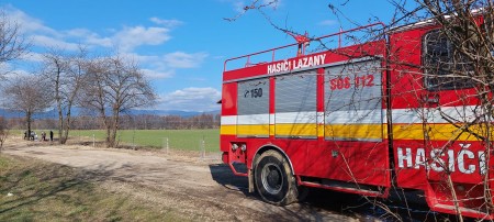 Foto: Aleja ovocných stromov pribudla v blízkosti bytových domov v Lazanoch v okrese Prievidza 5