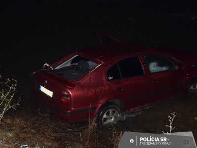 Kamarátovi v Nitrianskom Pravne (okres Prievidza) vzal kľúče od auta: Opitý vodič spôsobil dopravnú nehodu