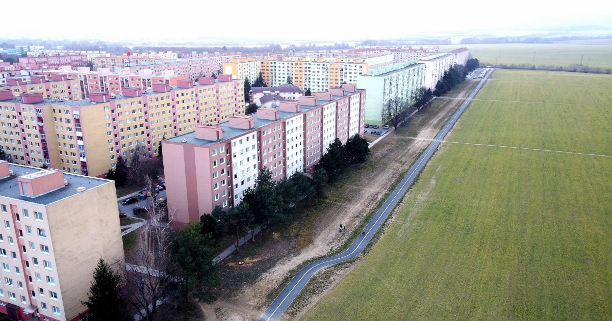 Mesto Prievidza v týchto dňoch podpisuje zmluvu na nové parkovacie miesta na sídlisku Zapotôčky. Pribudne ich 138