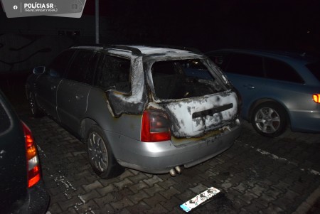 Použil šidlo, kameň i prak: Muža, ktorý ničil autá v Prievidzi po týždňoch chytili (foto) 0