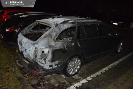 Použil šidlo, kameň i prak: Muža, ktorý ničil autá v Prievidzi po týždňoch chytili (foto) 1