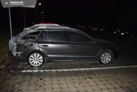 Použil šidlo, kameň i prak: Muža, ktorý ničil autá v Prievidzi po týždňoch chytili (foto) 2