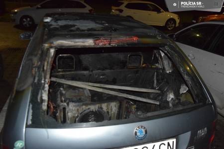 Použil šidlo, kameň i prak: Muža, ktorý ničil autá v Prievidzi po týždňoch chytili (foto) 3