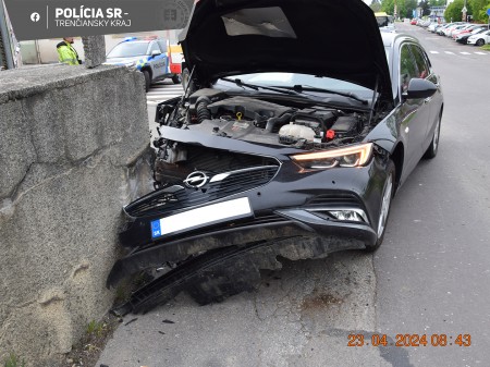 Vodička narazila do oporného múru mosta na Košovskej ceste v Prievidzi, v dychu jej namerali 3,12 promile 1