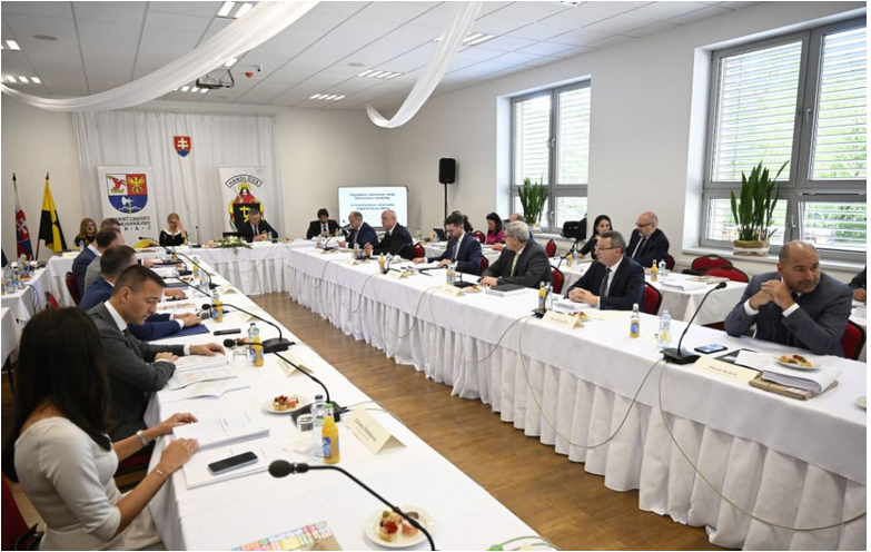 Vláda v Handlovej schválila pre mestá a obce na hornej Nitre takmer 2 milióny eur a 1,5 milióna eur pre Iljin v Pravenci
