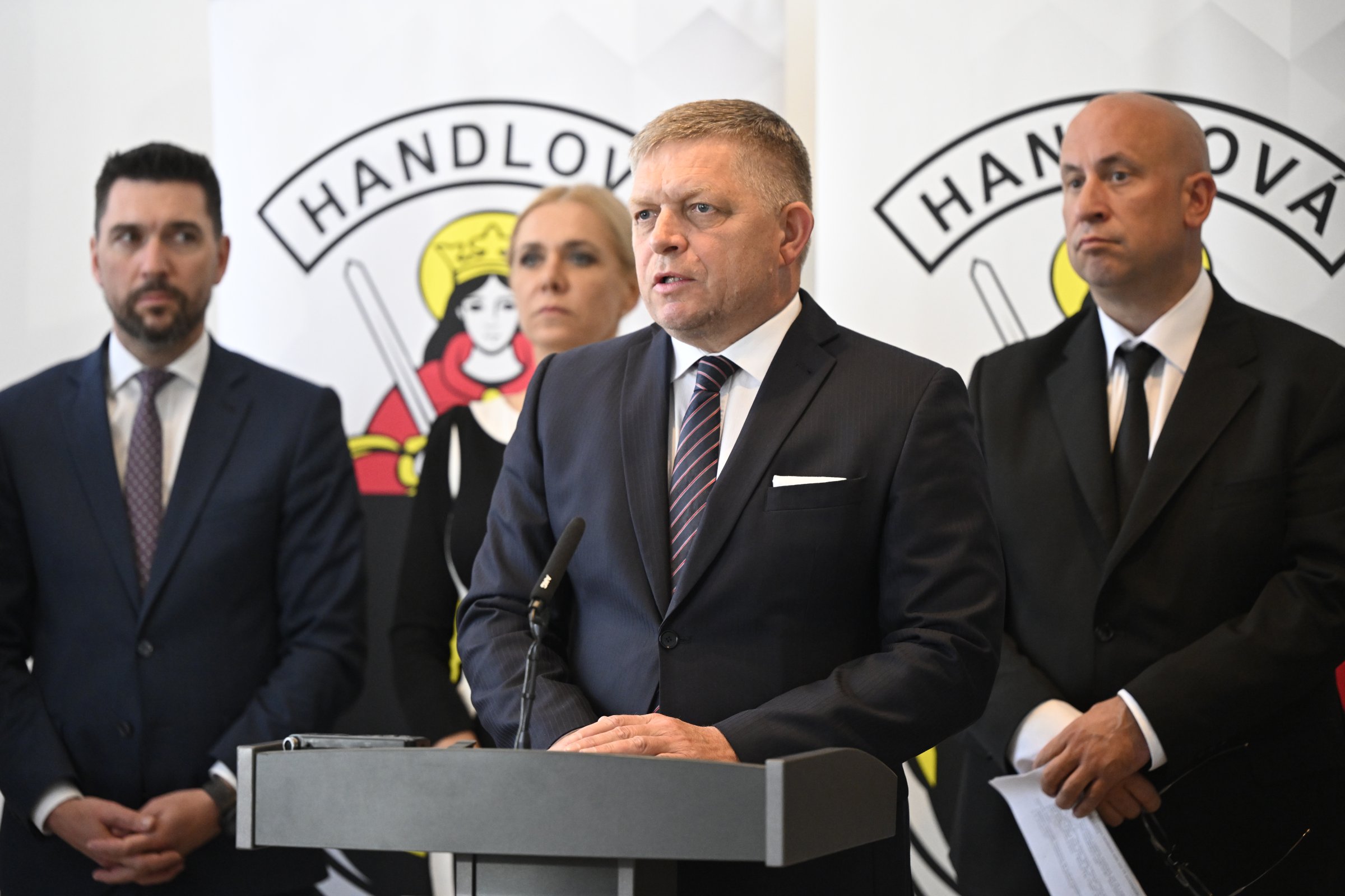 Video: Fica postrelili v Handlovej, parlament prerušil schôdzu. Údajného útočníka na Roberta Fica zadržali.