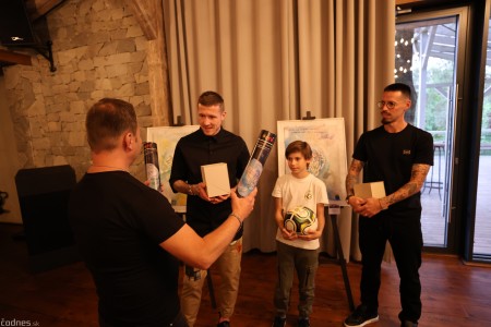 Foto: Exkluzívnu druhú vernisáž PRO TEMPORE Romana Turcela a samostatný súbor obrazov PODAJME SI RUKY otvárali Juraj Kucka a Marek Hamšík 31