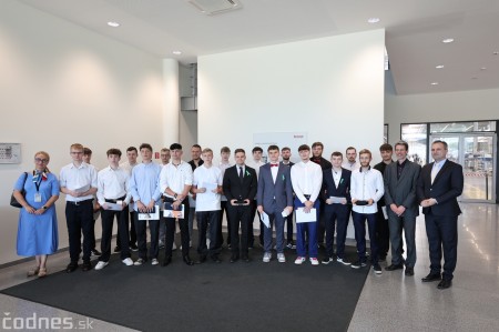 Foto: V spoločnosti Brose Prievidza sa uskutočnil už po štvrtýkrát slávnostný akt odovzdávania certifikátov maturantom 18