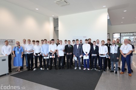 Foto: V spoločnosti Brose Prievidza sa uskutočnil už po štvrtýkrát slávnostný akt odovzdávania certifikátov maturantom 20