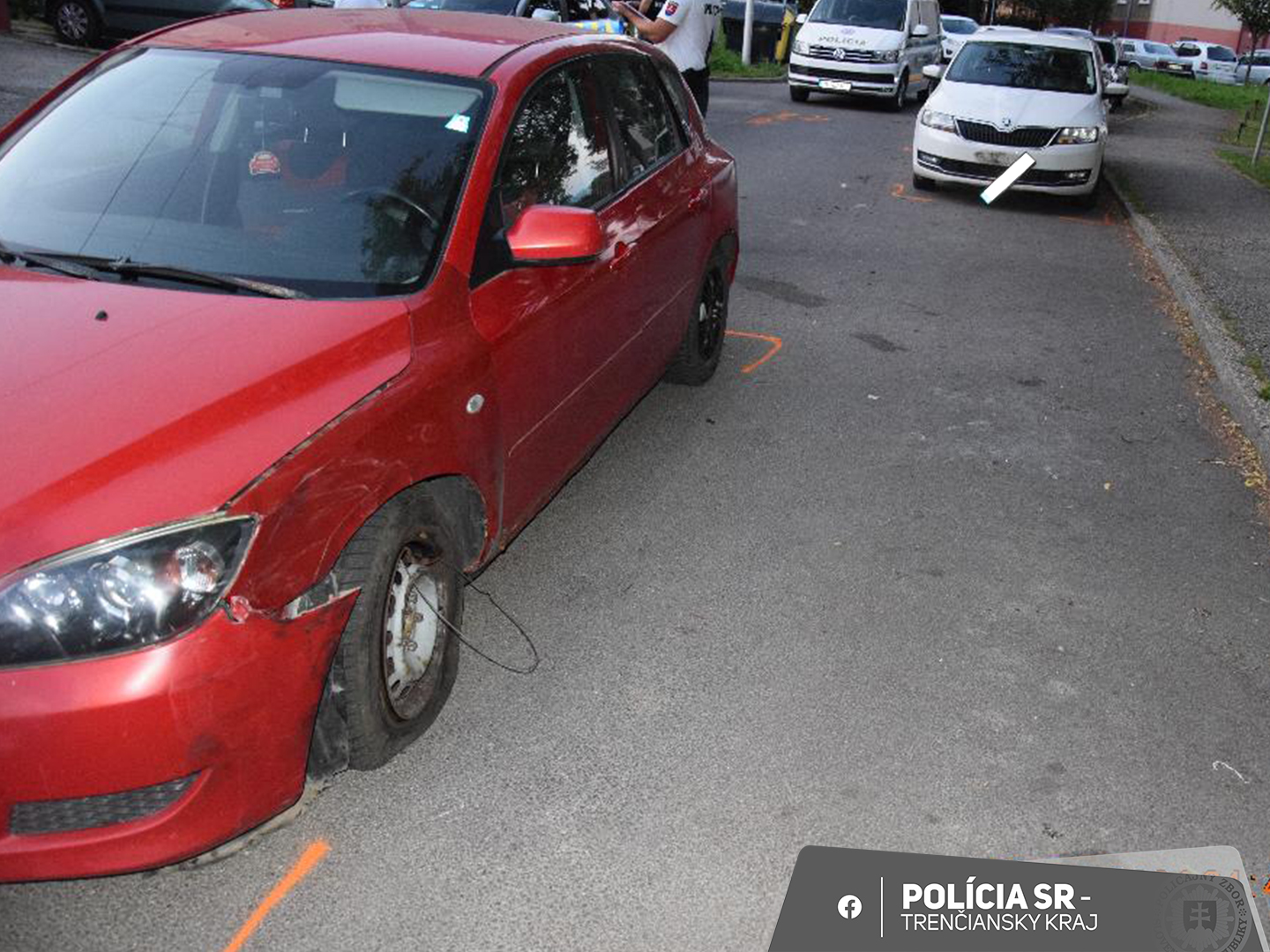 OPITÝ VODIČ v Prievidzi: Zdemoloval zaparkované auto, už čelí obvineniu