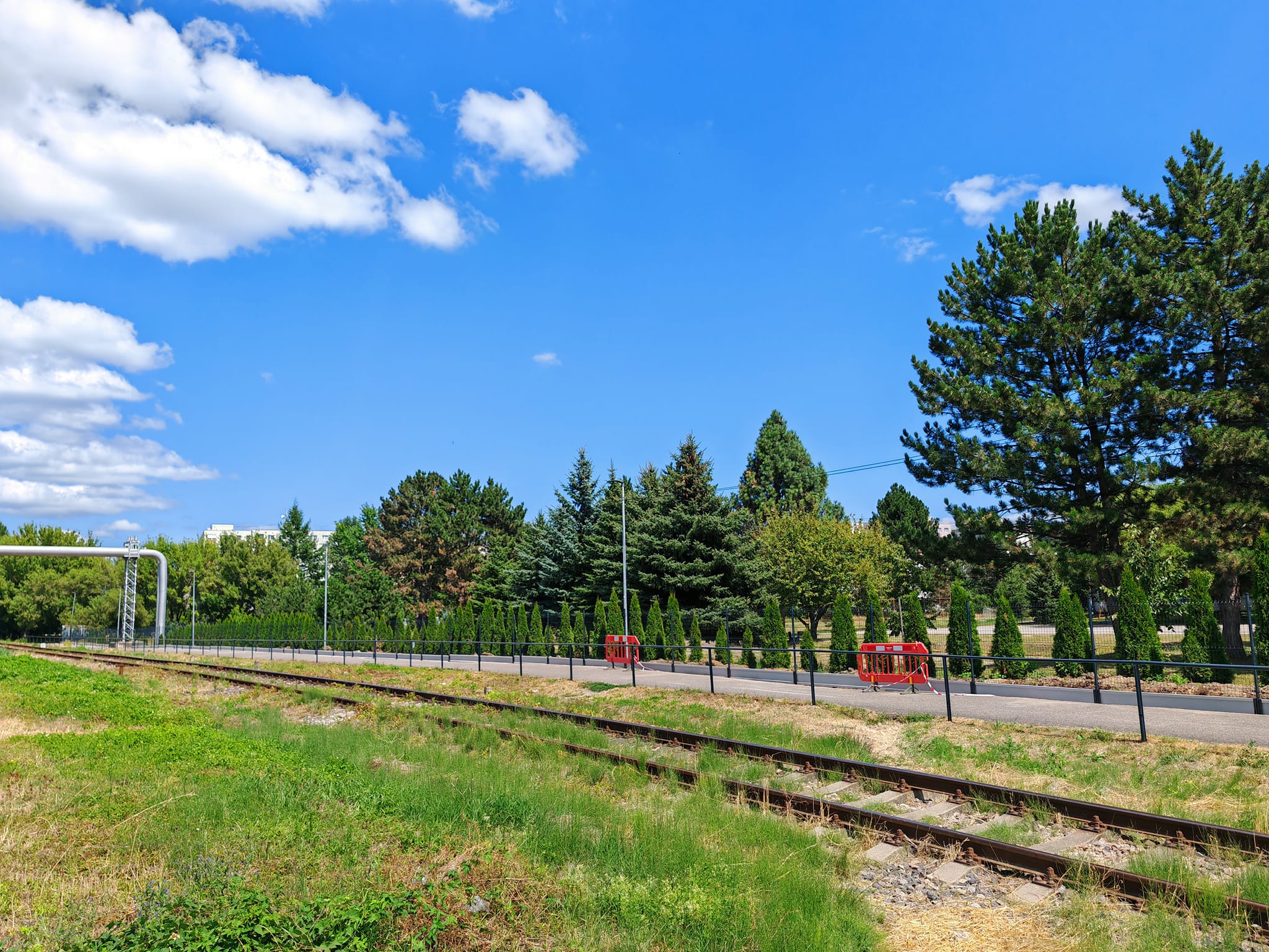 Foto: Mesto dokončuje výmenu oplotenia pri ZŠ s MŠ Malonecpalská v Prievidzi