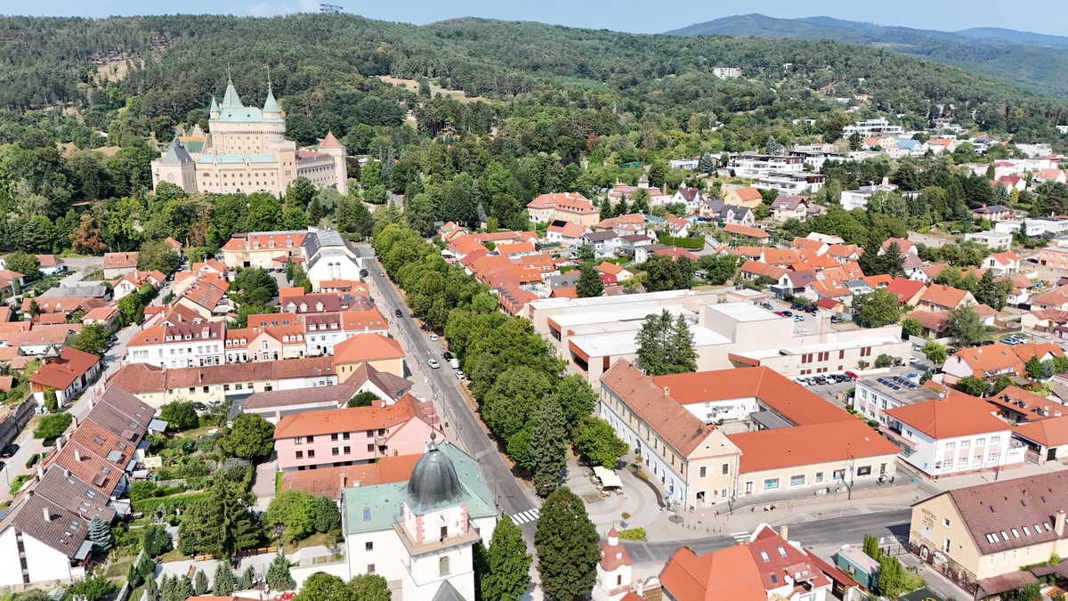 Mesto Bojnice využije dotáciu z Ministerstva financií v hodnote viac ako 200.000 eur na rekonštrukciu cesty v blízkosti Bojnického zámku