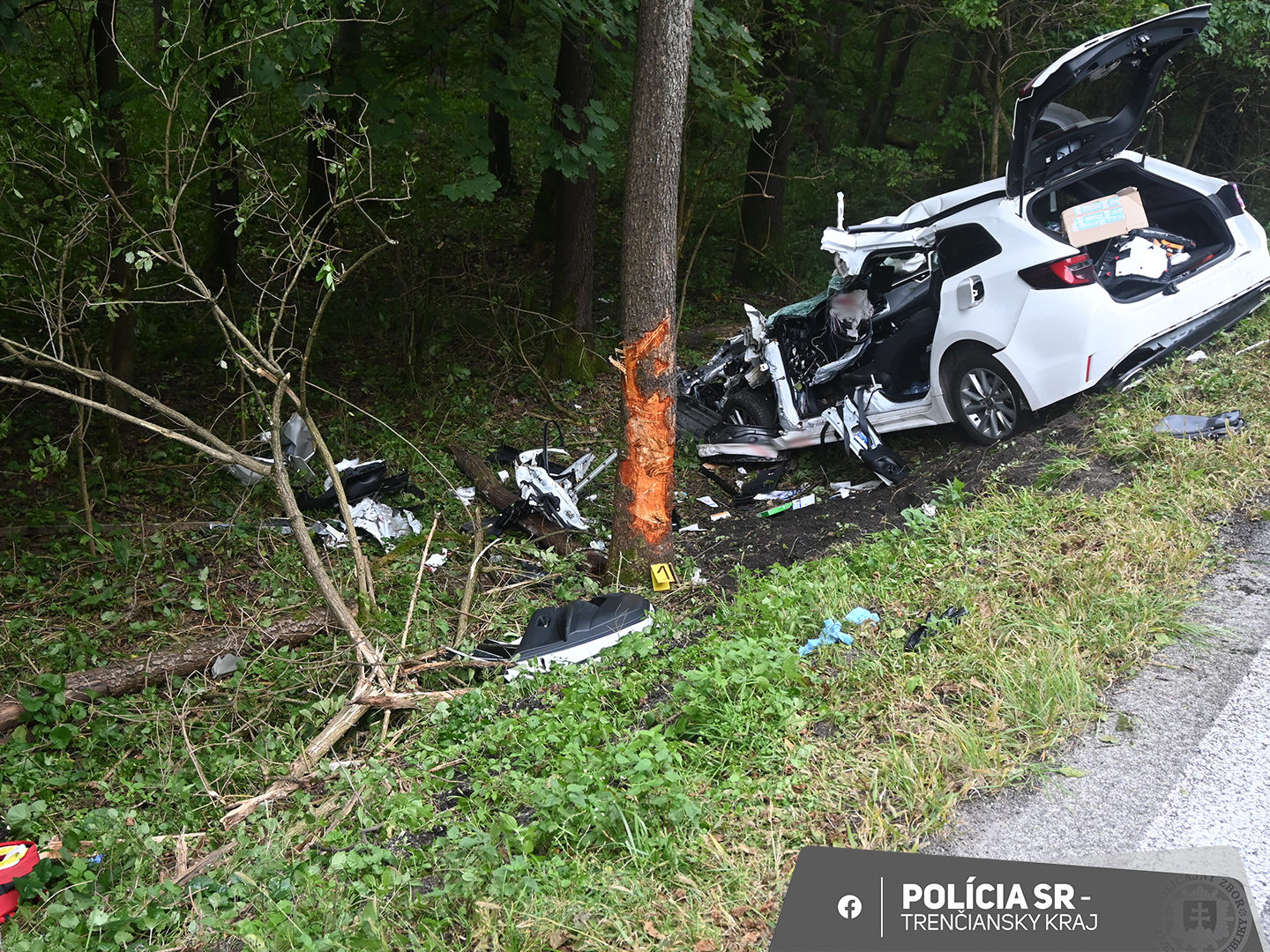 Foto: VÁŽNA NEHODA: Vodič pri Kľačne (okres Prievidza) narazil do stromu, bojuje o život