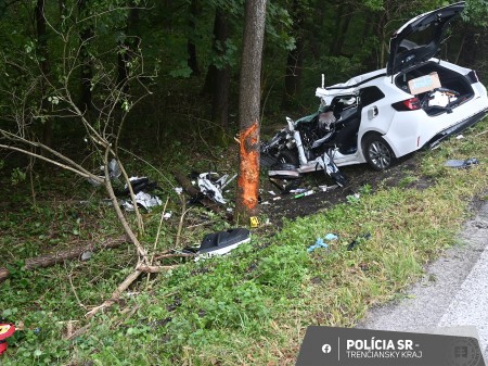 Foto: VÁŽNA NEHODA: Vodič pri Kľačne (okres Prievidza) narazil do stromu, bojuje o život 1