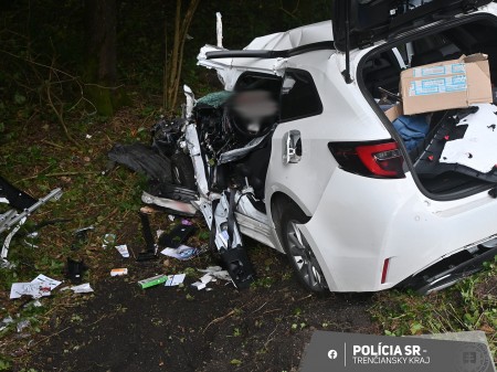 Foto: VÁŽNA NEHODA: Vodič pri Kľačne (okres Prievidza) narazil do stromu, bojuje o život 2