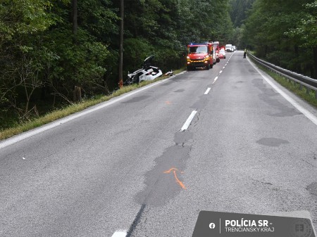 Foto: VÁŽNA NEHODA: Vodič pri Kľačne (okres Prievidza) narazil do stromu, bojuje o život 3