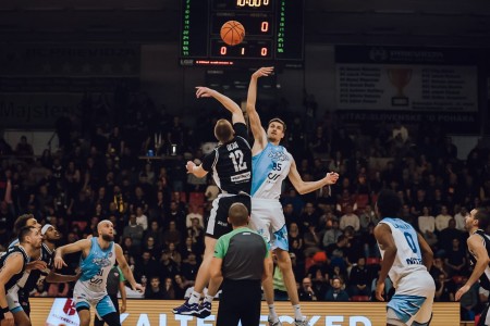 Foto: Nitra Blue Wings, si pripísala štvrtý triumf v sérii, keď uspela aj na palubovke účastníka  európskych súťaží BC Prievidza 80:63 2