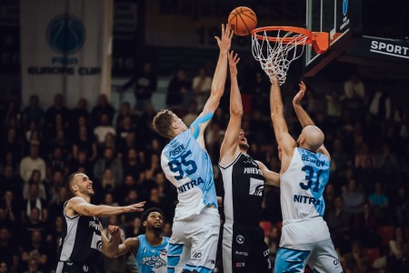 Foto: Nitra Blue Wings, si pripísala štvrtý triumf v sérii, keď uspela aj na palubovke účastníka  európskych súťaží BC Prievidza 80:63 6