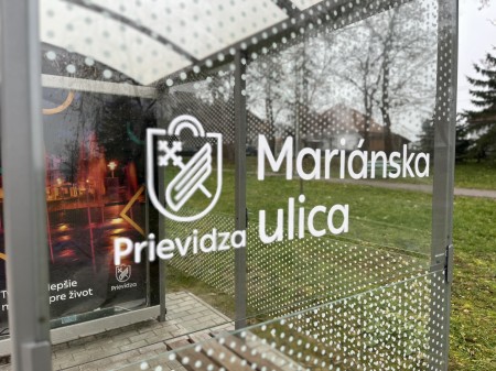 Foto: Jedinečná propagácia umenia na zastávkach MHD v Prievidzi 1