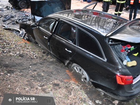 Foto: ČELNÁ ZRÁŽKA DVOCH AÚT za Veľkou Čausou (okres Prievidza) v časti Banská si vyžiadala viacero zranených 0