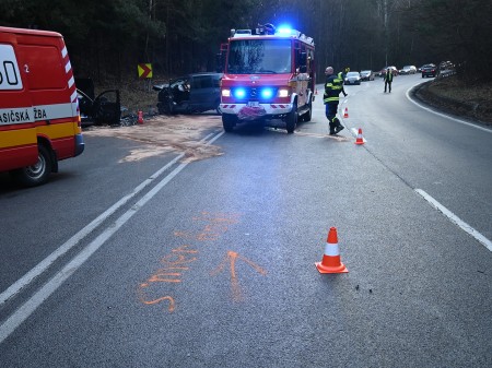 Foto: ČELNÁ ZRÁŽKA DVOCH AÚT za Veľkou Čausou (okres Prievidza) v časti Banská si vyžiadala viacero zranených 1