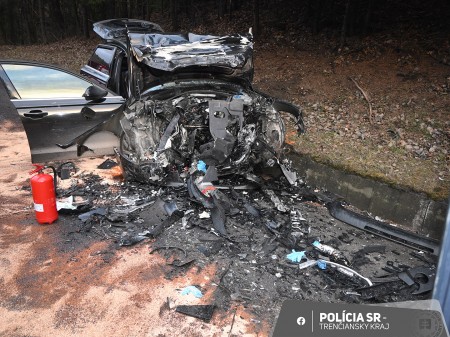 Foto: ČELNÁ ZRÁŽKA DVOCH AÚT za Veľkou Čausou (okres Prievidza) v časti Banská si vyžiadala viacero zranených 2